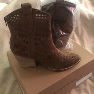 Pull on western style booties